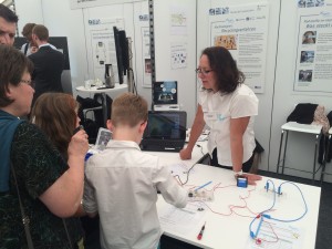 Kockler_WdU Pia Kockler erklärt Besuchern den Versuch